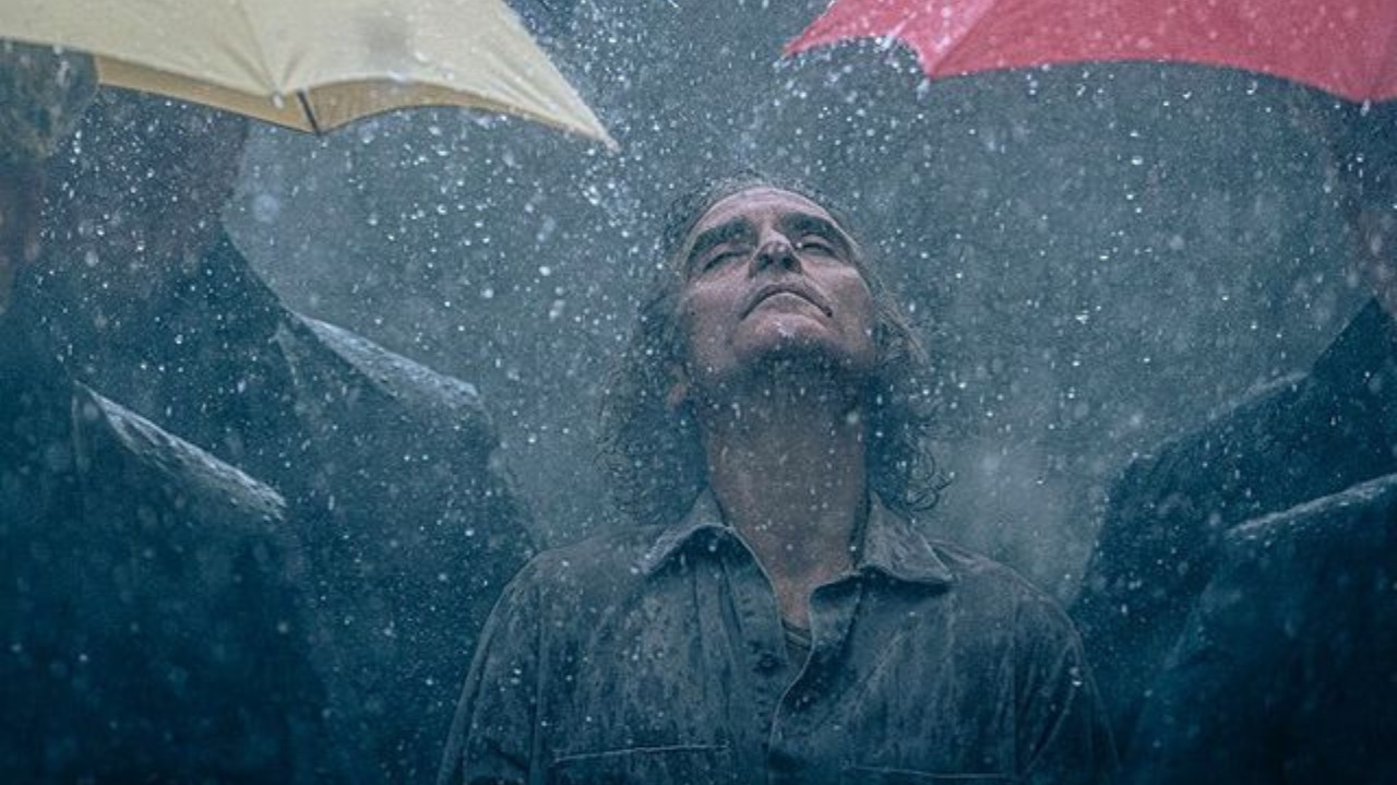 Coringa-2 Coringa 2 | Imagem inédita mostra Joaquin Phoenix encarando a chuva